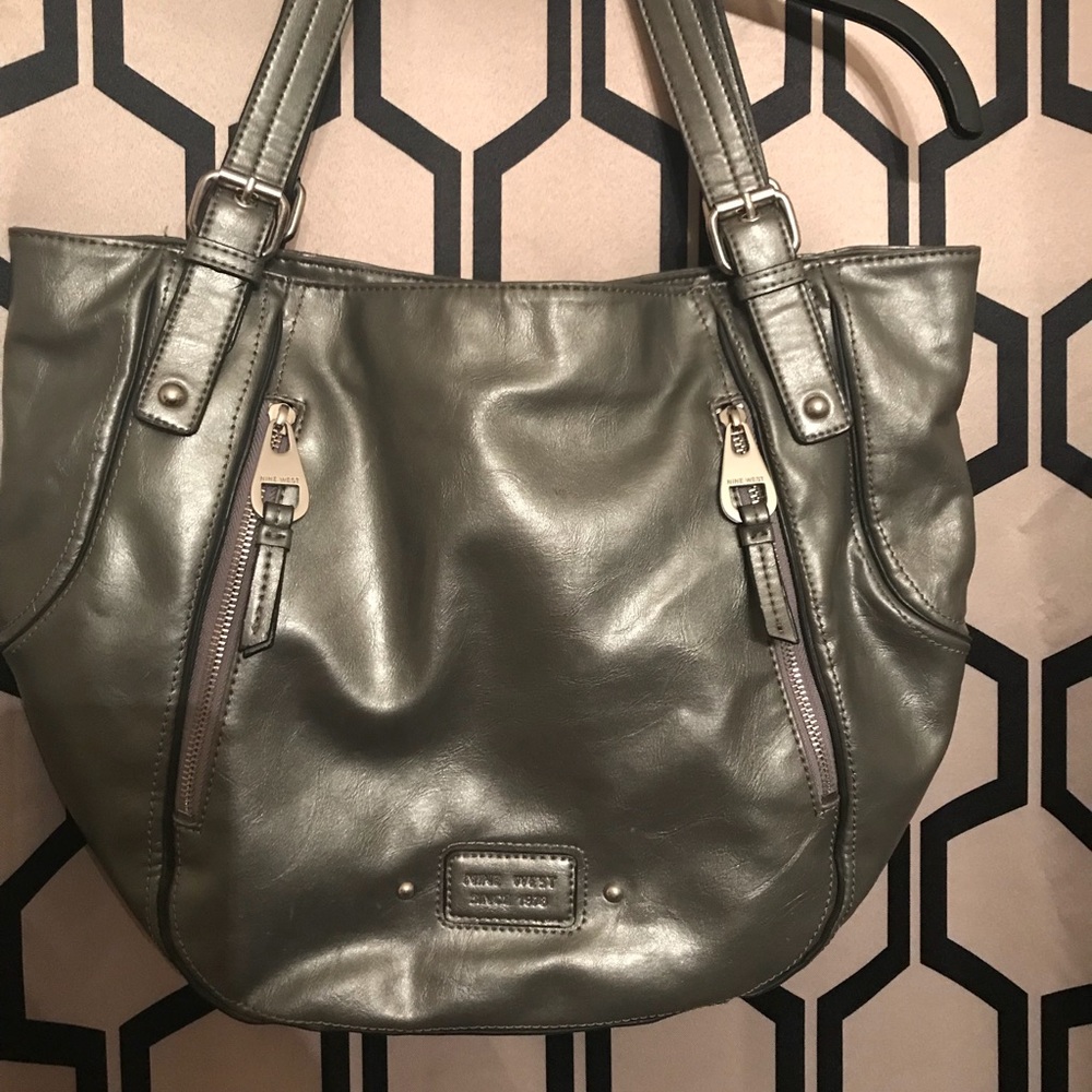 💰Metallic gray Nine West purse.👛